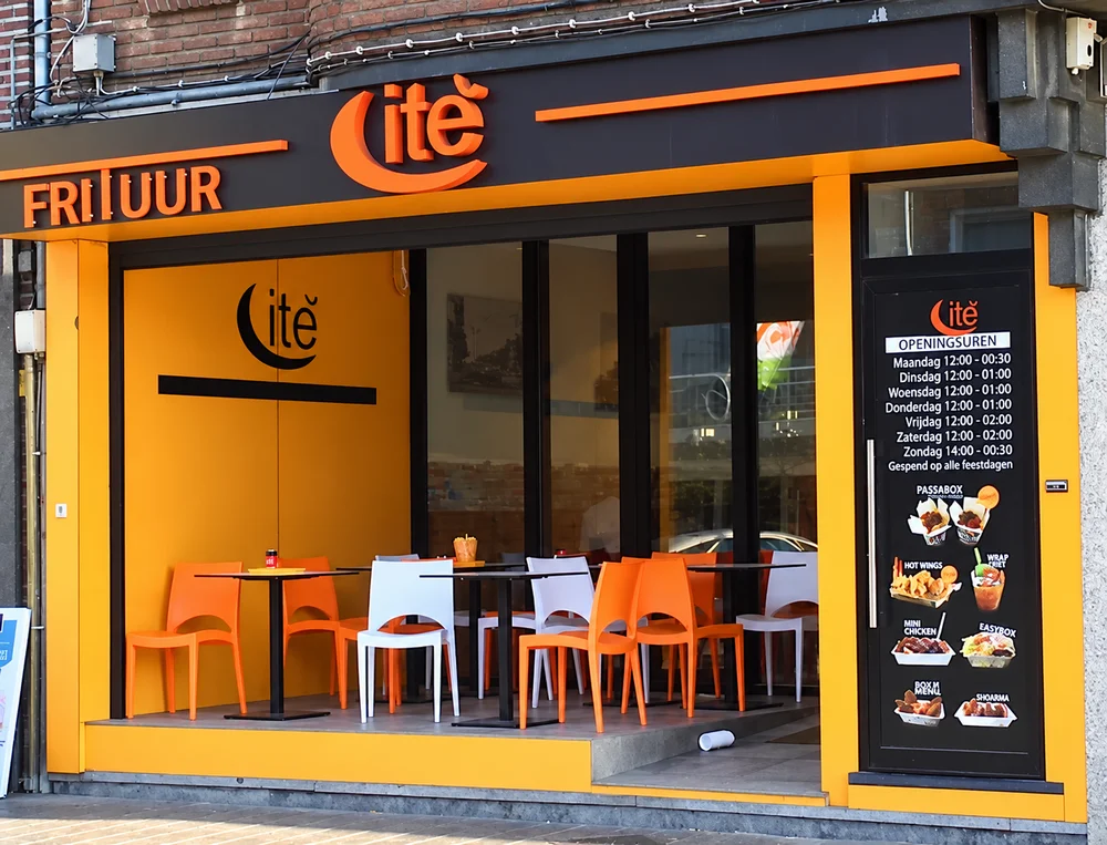 De herkenbare oranje en antracietkleurige gevel van Frituur Cité